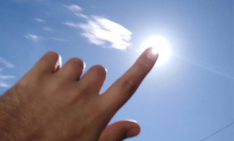 Tapar el sol con un dedo