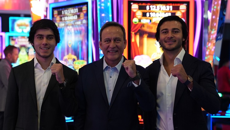 Johnny Ortiz con Bryan y Kevin